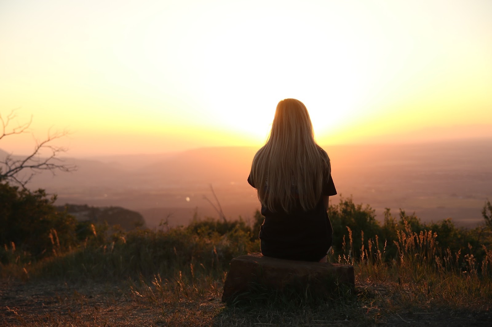 imagen de una mujer mirando el atardecer