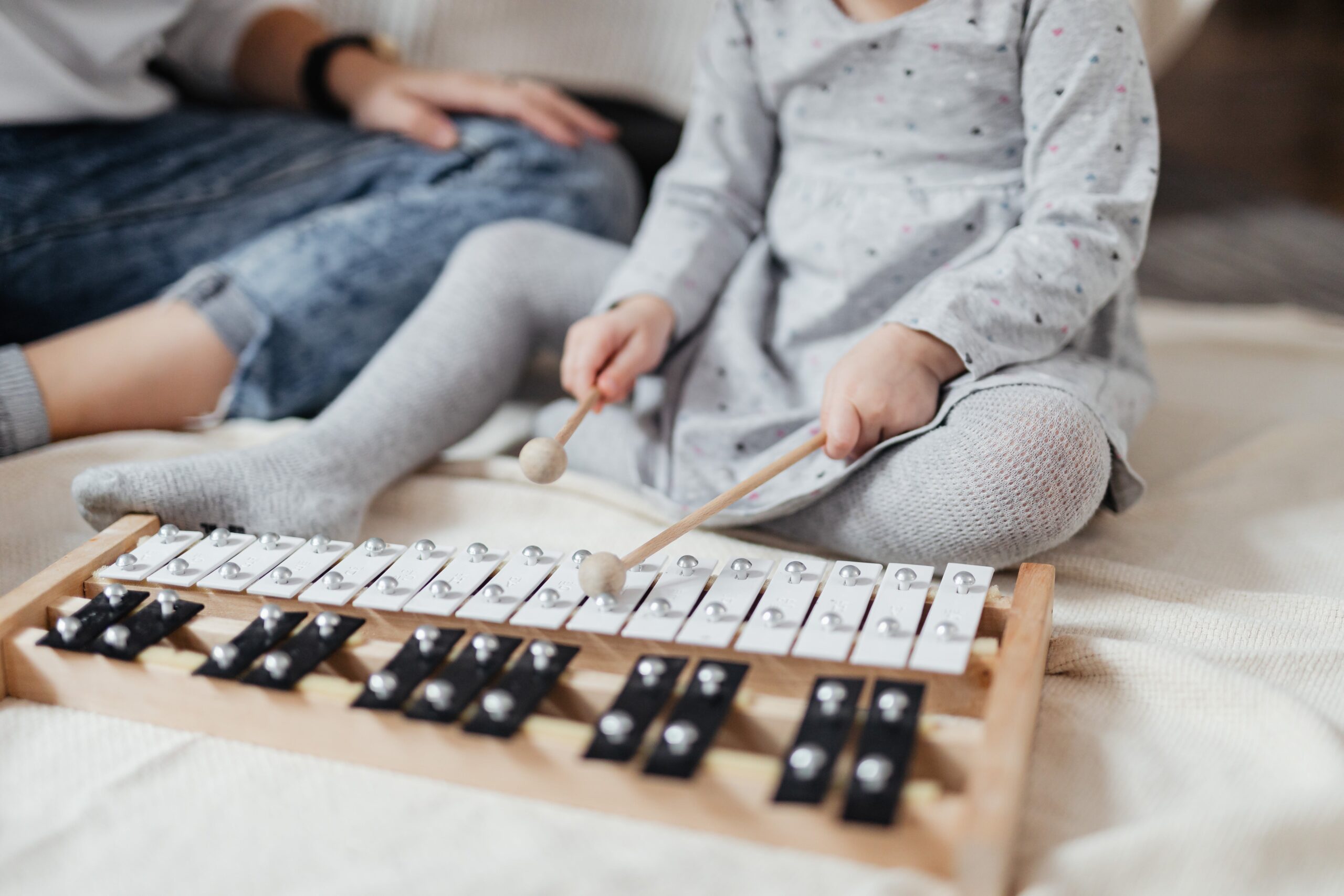 Imagen de una niña tocando el xilófono